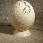 Витравлювання-вирізування на страусиному яйці