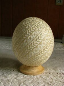 Витравлювання-вирізування на страусиному яйці