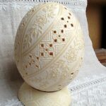 Витравлювання-вирізування на страусиному яйці