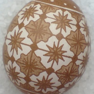 Витравлення на коричневому курячому яйці