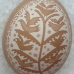Витравлення на коричневому курячому яйці