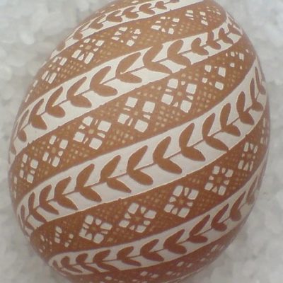 Витравлення на коричневому курячому яйці