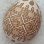 Витравлення на коричневому курячому яйці