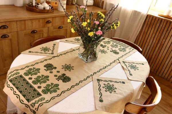 Set: table runner and six napkins